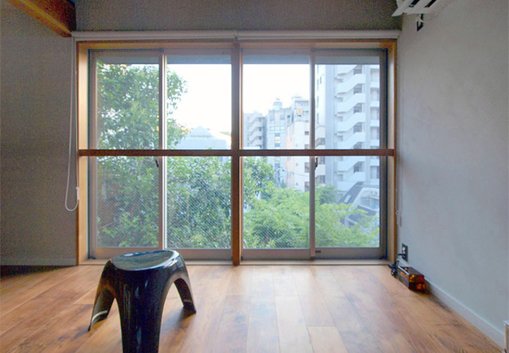 崖上の家の大きく美しい窓