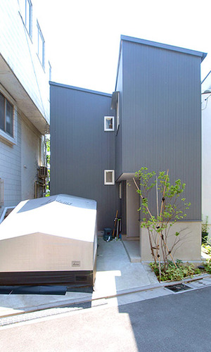 ガルバリュウム鋼板波板の外壁＝倉庫のような素っ気ない家