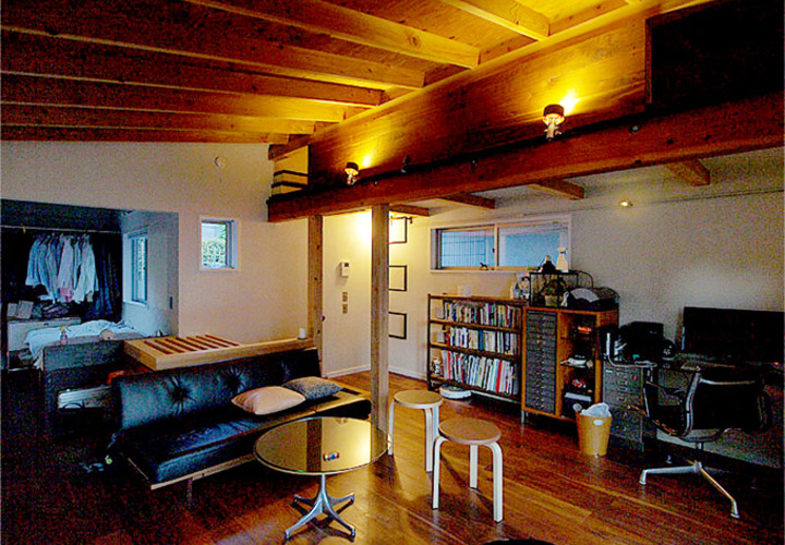 独身者の都市住宅　バーのようなインテリア