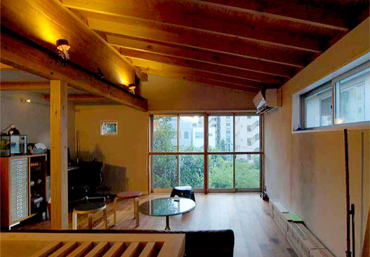 独身者の都市住宅　落ち着いた照明