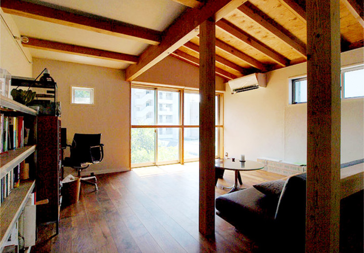 シンプルさを追求した簡素な独身者の都市住居