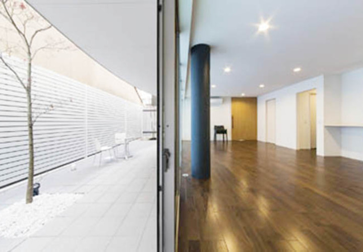 1階、セカンドリビングと南庭を望む