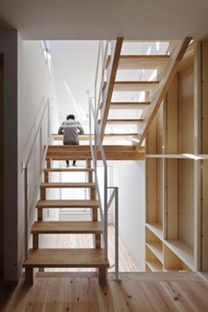 狭小住宅だからこそスキップフロアーを　階段が図書館な住まい　：　聚楽廻の住宅