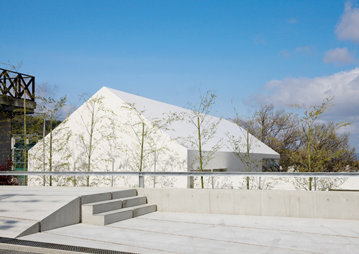 小楢の家、急斜地に沈む切妻屋根