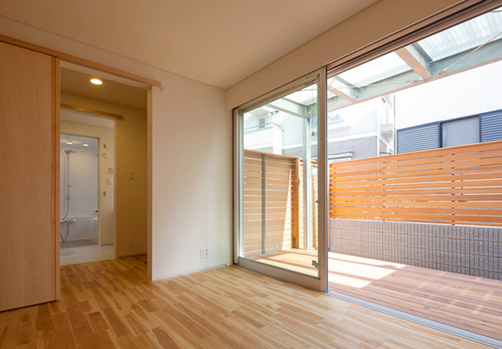 ウォークインクロゼット、大きなデッキテラスとつながる寝室