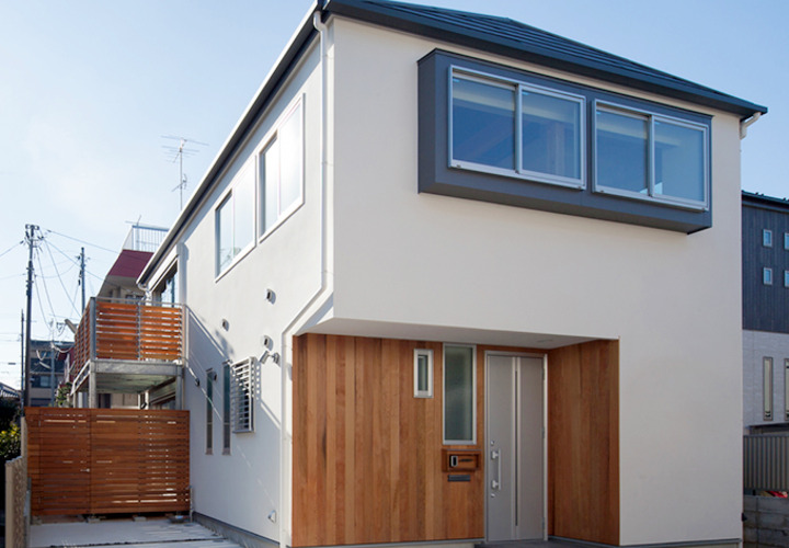 木の質感を取り入れながらシンプルな外観