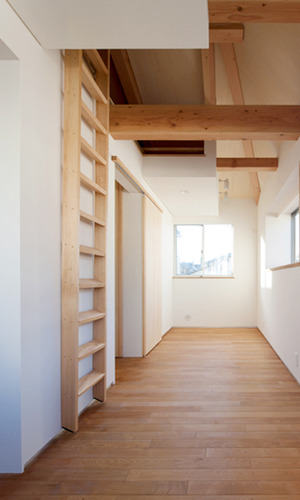 リビング、図書スペースとつながり、将来分割できる子供室