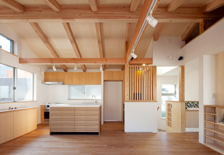 アイランドキッチンのある明るいリビングダイニング