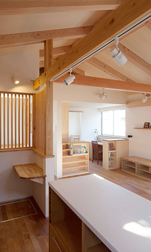 リビングが見渡せる奥様専用のカウンターデスク