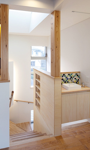 トップライトと縦長窓、間接照明のある明るい階段