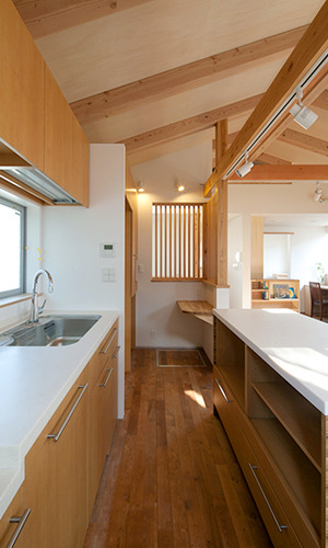 インテリアに合わせたオーダーメイドのアイランドキッチン