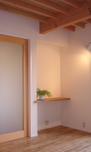 リビングのコーナー飾り棚