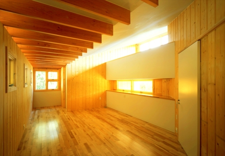 木の質感で落ち着いた寝室