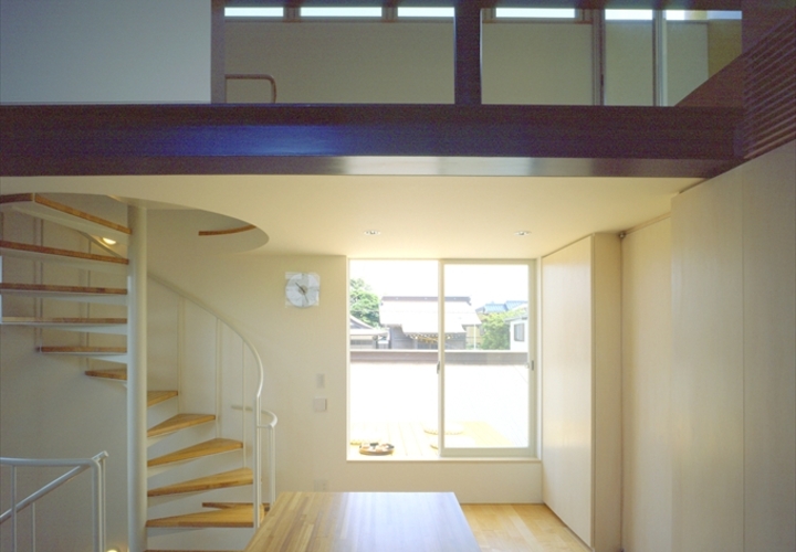 窓の外のテラスと上部のロフト