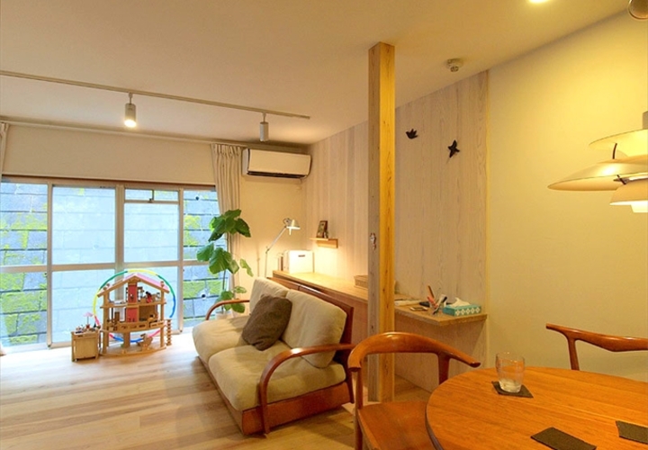 リビング・・・・杉板の床、杉板の壁、作り付の机