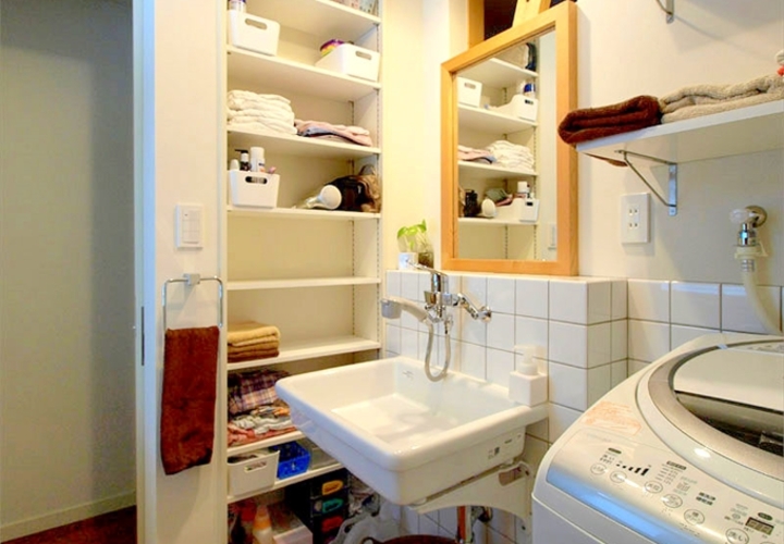 実験用流しを使った洗面