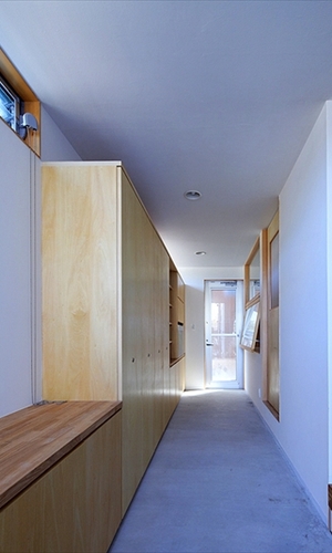 奥行きの長い玄関・土間スペース