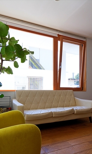 リビングの印象を変える木製サッシ