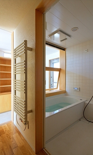 大きな木製窓のある浴室