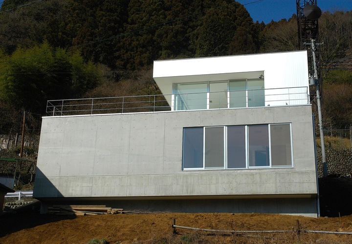 斜面の上に、コンクリートの箱を浮かべることで、平らな面を確保