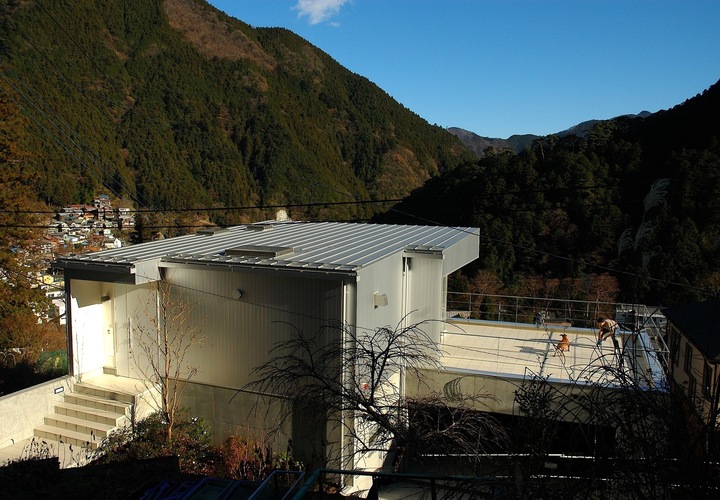 箱を浮かべることで、急勾配の傾斜地に、平らな部分を確保。