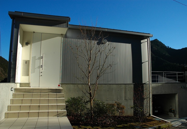 閉じた雰囲気の入口と、その先に広がる素晴らしい眺望との対比