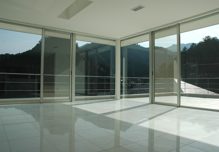 素晴らしい眺望を、室内に採り込んだ、真っ白な空間