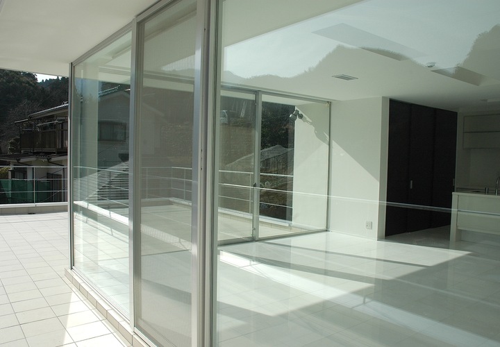 屋外のテラスへと連続する、真っ白な床・壁・天井