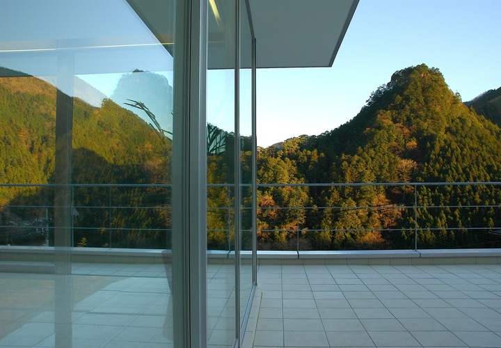 屋内と屋外とが一繋がりとなり、どこからでも景色を楽しむことが出来るリビング