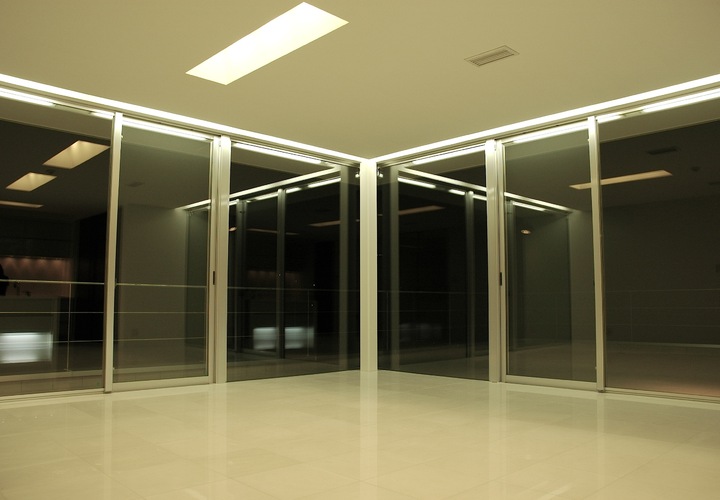 昼間は隠れていて、夜になると、天井面に浮かび上がる照明