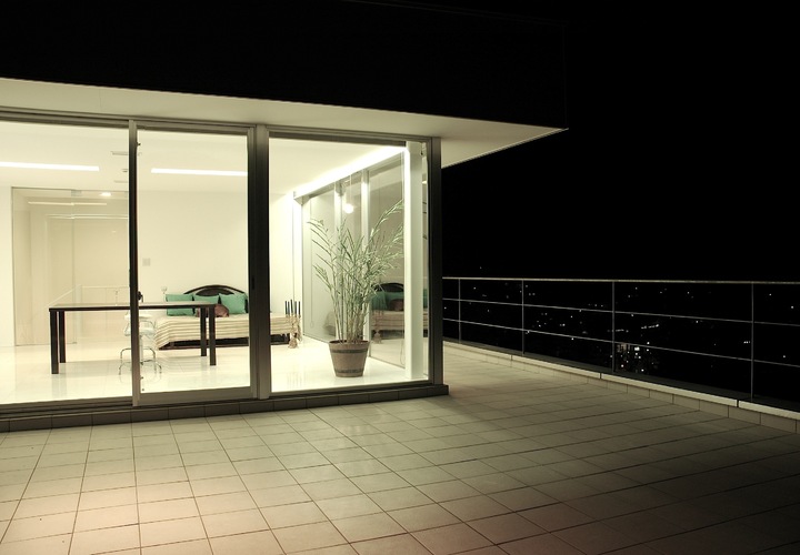 家の中からも、屋外のテラスからも、夜景が楽しめる家