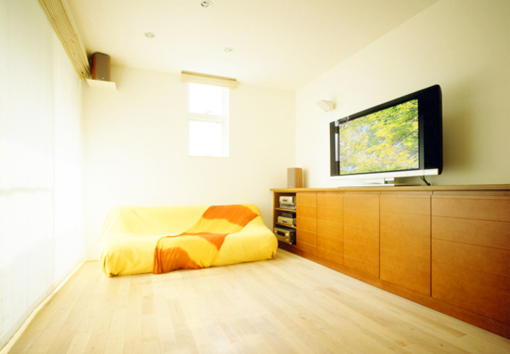 ベランダから明るい光が差し込むリビング