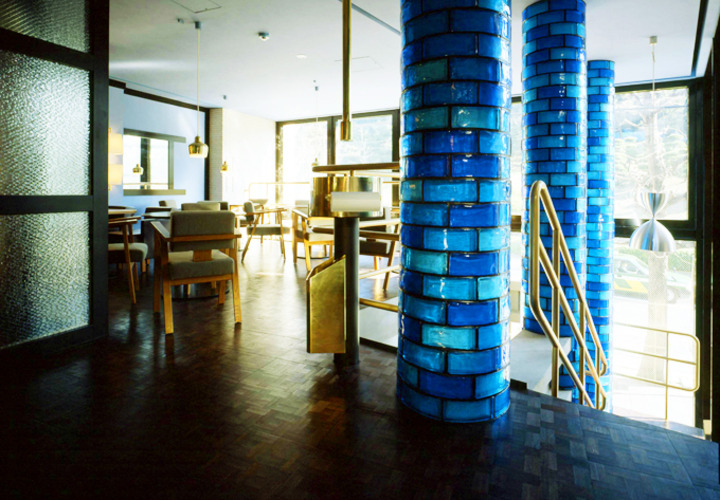 下階とは雰囲気が変わる2階のカフェ空間