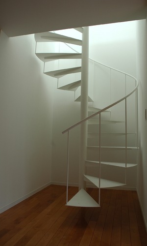 トップライトからの光を透す螺旋階段