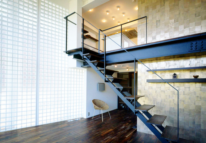 ガラスブロックが特徴のメゾネットタイプ