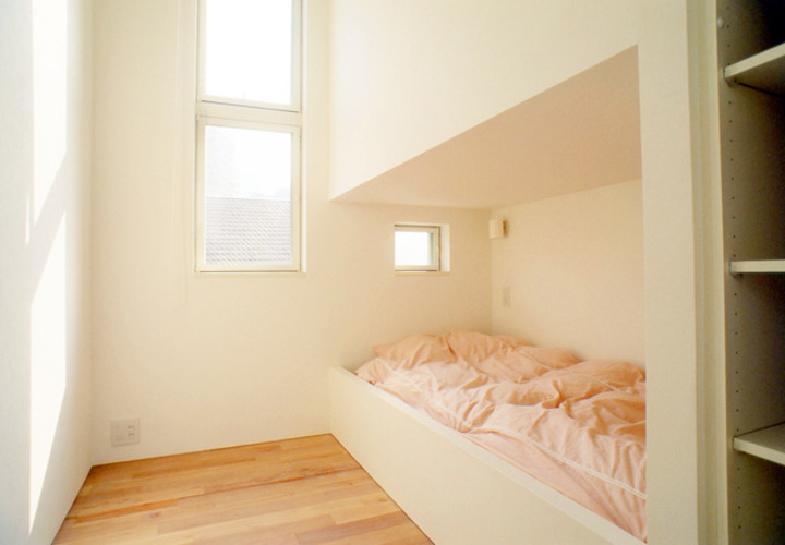 2部屋の子ども室で作り付けベッドの上下段を利用