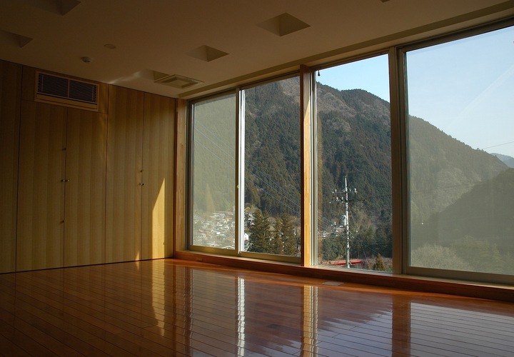 外観とは異なる印象を持つインテリア