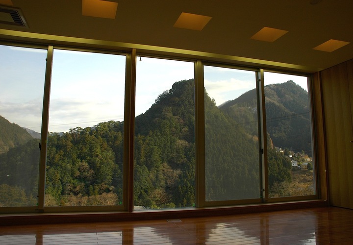 昼間は隠れていて、暗くなると浮かび上がる照明