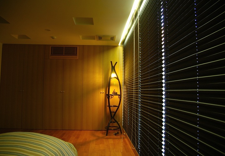 カーテンボックスの中に設置した間接照明