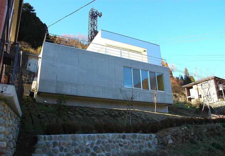 斜面に建つことで、素晴らしい景色と、プライバシーを手に入れた家