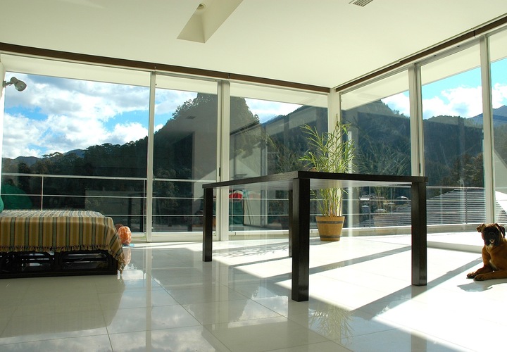 周囲の景色に溶け込む、開放感のある家