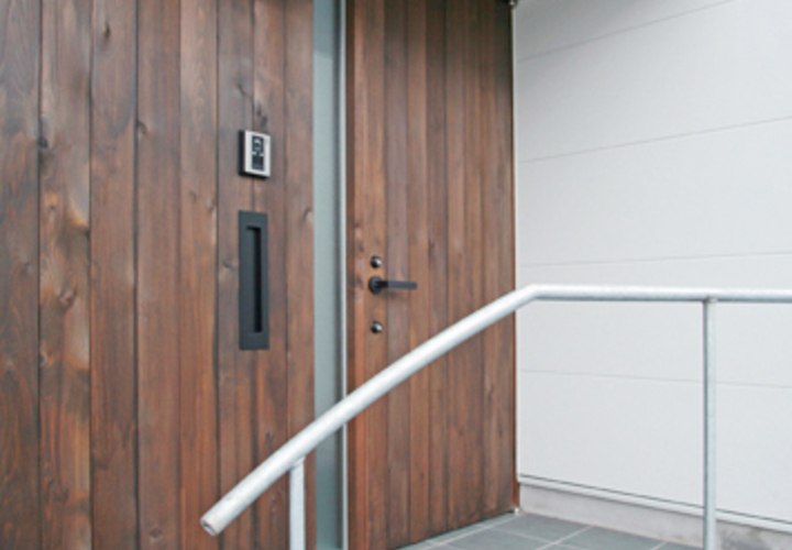 杉板張り外壁の玄関ポーチ