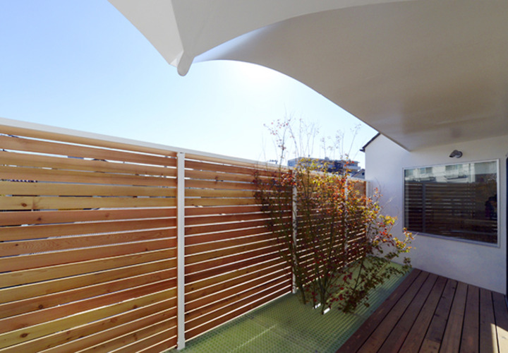 シンボルツリーのあるバルコニー