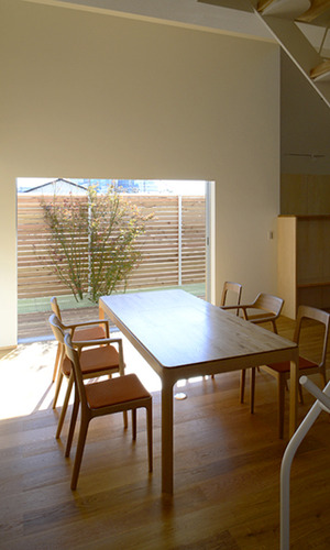 ダイニングから見たバルコニー