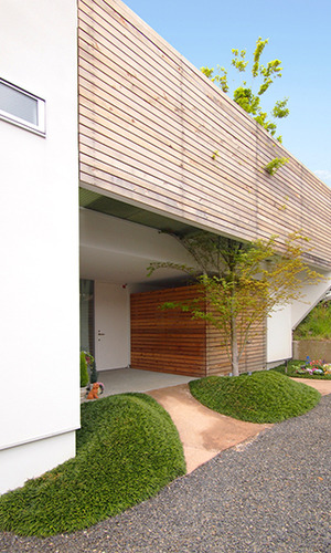 アプローチから見た外観