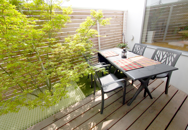 アウトドアダイニングのバルコニー
