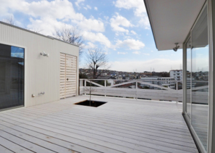 白いウッドデッキの家