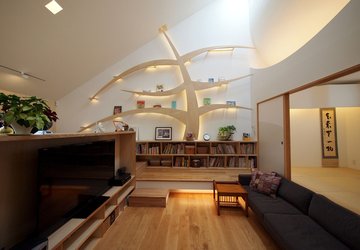 リビングの本棚・間接照明『知恵の木』