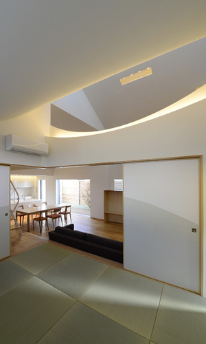 タタミの間から見たリビング・ダイニングとバルコニー