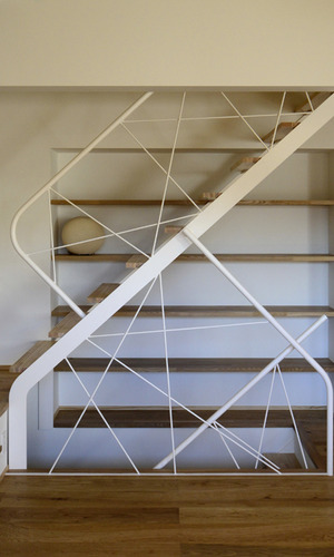 木の枝をイメージした階段手すり